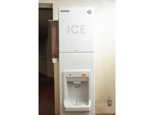 a urinal with an ice sign on a wall at Smile Hotel Yonago - Vacation STAY 97652v in Yonago