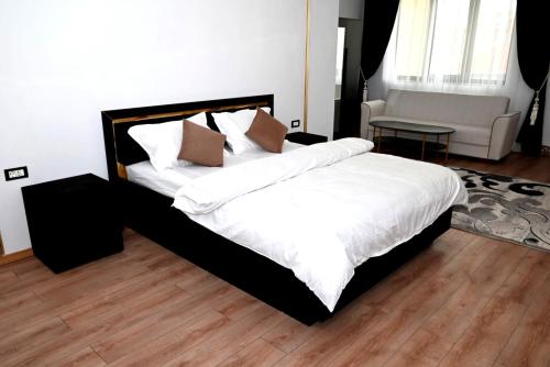 a bedroom with a large bed with white sheets and pillows at San Francisco in Drobeta-Turnu Severin