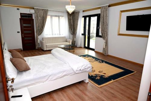a bedroom with a bed and a living room at San Francisco in Drobeta-Turnu Severin