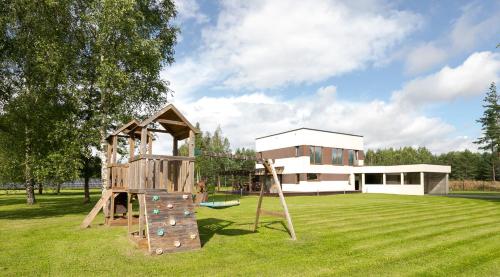 パルヌにあるPrivate holiday home near Pärnu and Lottemaaの家庭遊び場