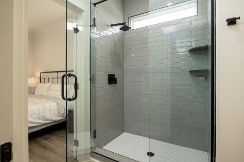 Un baño de Hickory Haven by American Patriot Getaways