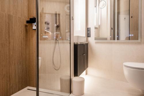 OlsztynにあるOmega Lake Premium Apartmentsのシャワーとトイレ付きのバスルーム