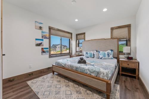 Ένα ή περισσότερα κρεβάτια σε δωμάτιο στο New Listing Lakeside Beach Sleeps 15+ Pet friendly