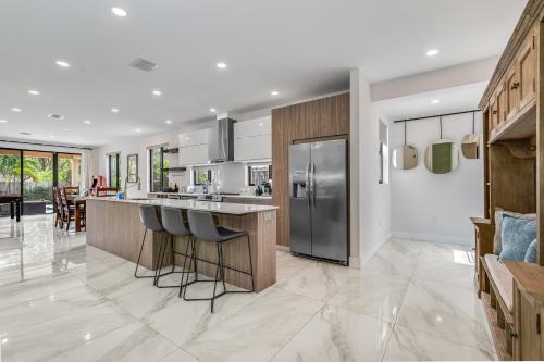 una cocina con barra con taburetes en Fox Sonata Downtown Pool House, en Fort Lauderdale