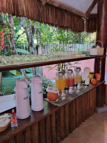 een plank met wat eten en drinken erop bij Mambuca Village in Ubatuba