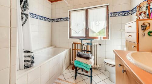 ティーニュにあるChalet Ancolie - Chalets pour 8 Personnes MAE-4993の浴槽、トイレ、洗面台を備えたバスルーム