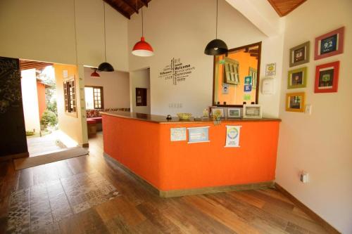 イーリャ・グランデにあるSuítes Refúgioの廊下のある部屋のオレンジカウンター