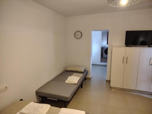 Μια τηλεόραση ή/και κέντρο ψυχαγωγίας στο Trikeri Pleasant Stay2