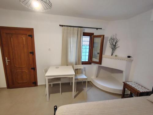 Ένα ή περισσότερα κρεβάτια σε δωμάτιο στο Trikeri Pleasant Stay2