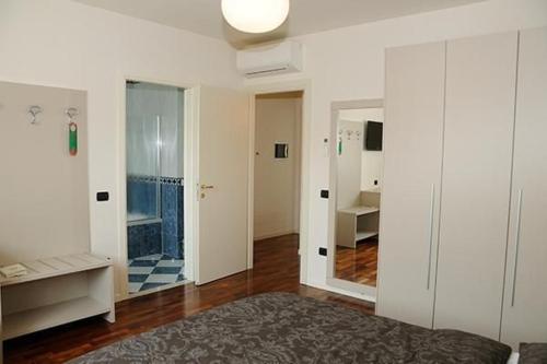 a room with a bedroom with a shower and a mirror at Villa Panoramica in Pozzolengo