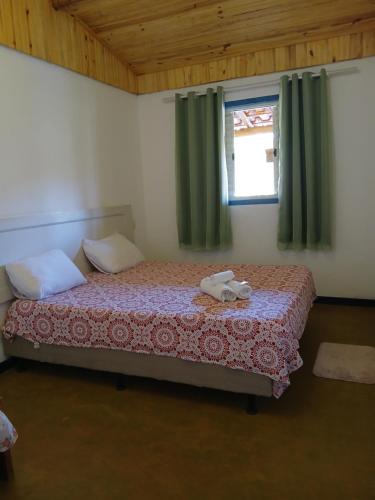a bedroom with a bed and a window at Pousada Fuego in Ouro Preto