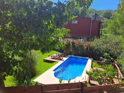 an overhead view of a swimming pool in a yard at cabañas La Victoria in La Falda
