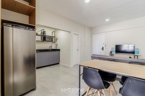a kitchen with a table and chairs in a room at Aptos modernos no centro de Floripa - VLR in Florianópolis