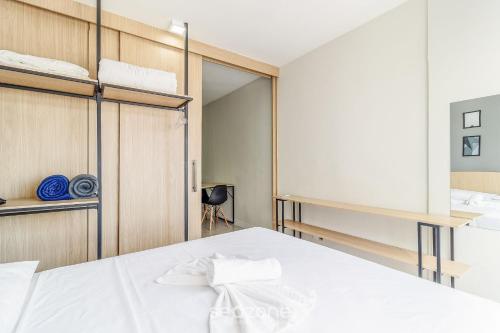 a bedroom with a white bed and a closet at Aptos modernos no centro de Floripa - VLR in Florianópolis