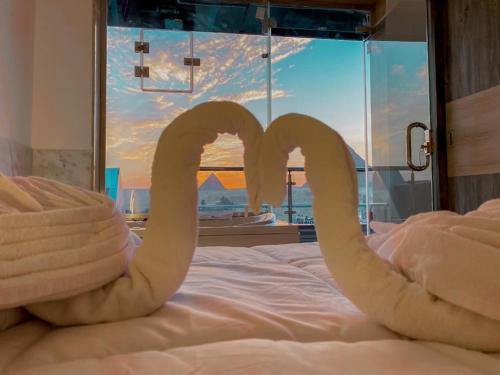 Una cama o camas en una habitación de MAKADI PYRAMIDS inn
