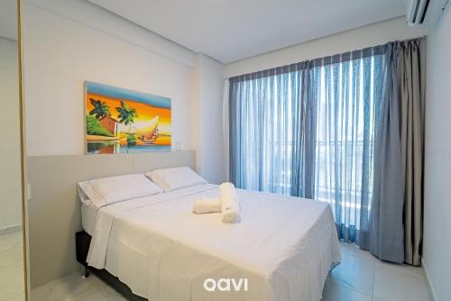 a bedroom with a bed and a large window at Flats Confortáveis em Manaíra Mindset - Qavi in Tambaú