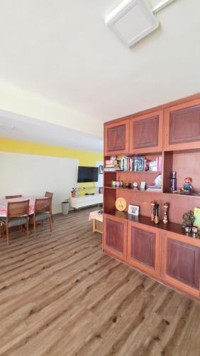 Dapur atau dapur kecil di Belo apartamento compartilhado beira mar no centro de BC