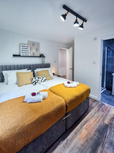 a bedroom with a large bed with two towels at Modern Central Flat with Garden & Parking in Southampton