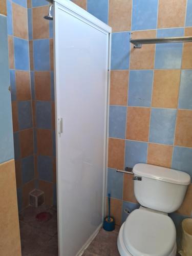a bathroom with a toilet and a shower at Hotel Villas del Rey in Chachalacas