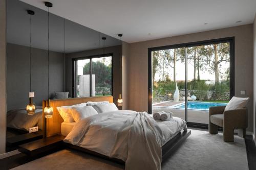 1 dormitorio con 1 cama grande y piscina en Silver Coast Luxury Villa, en Reguengo Grande