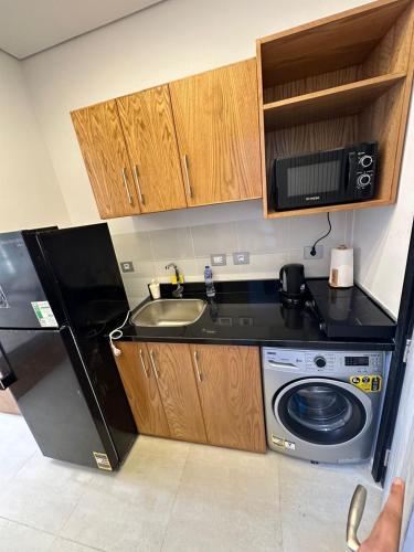 eine Küche mit Spüle und Waschmaschine in der Unterkunft Sea View Studio Apartment in Zāwiyat ‘Abd al Mun‘im
