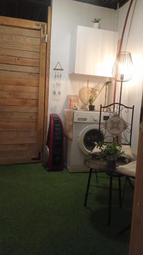 a kitchen with a washing machine in a room at מקסימה עם חצר במרכז העיר in Eilat