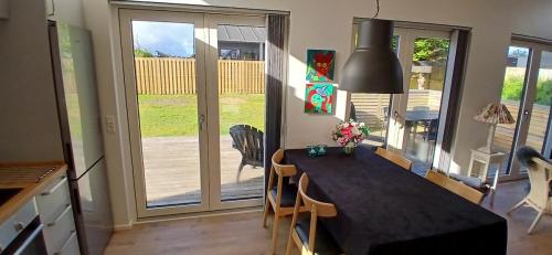 a dining room with a table with chairs and a dining room at Blokhus - tæt på by og strand in Blokhus