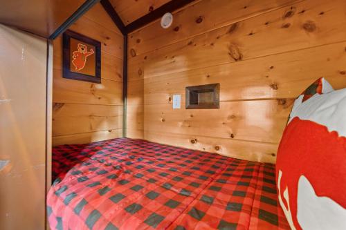 a room with a bed in a wooden cabin at High Fa-Lootin by American Patriot Getaways in Oldham