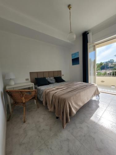 Un dormitorio con una cama grande y una ventana grande. en La Dolce Vita Apartment, en Marina di Strongoli