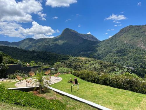 a view of the mountains from a house at Casa 02 Monte Boa Vista - Casa de 4 Suítes com Vista Deslumbrante in Teresópolis