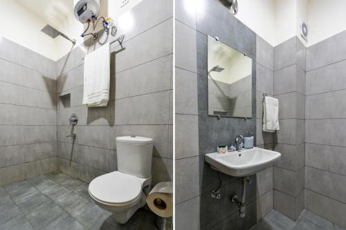 un baño con inodoro y lavabo en Hotel O Park Land, en Zirakpur