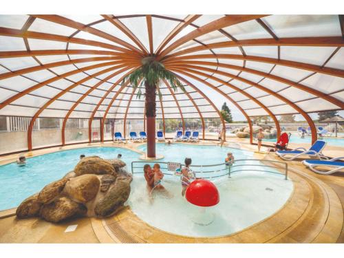 Hồ bơi trong/gần Camping Landudec