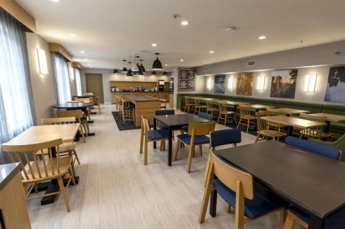 a dining room with tables and chairs in a restaurant at Sonesta ES Suites Lafayette Airport Extended Stay in Lafayette