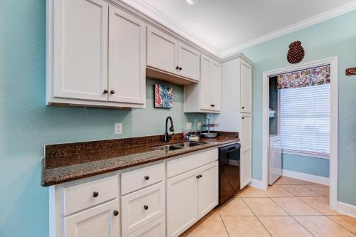 Dapur atau dapur kecil di Ocean front view 2BR2BA Condo Pools Hot Tub Beach Access