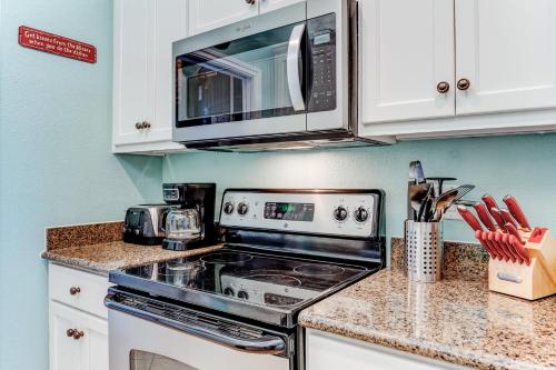 Dapur atau dapur kecil di Ocean front view 2BR2BA Condo Pools Hot Tub Beach Access