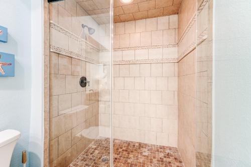 Bilik mandi di Ocean front view 2BR2BA Condo Pools Hot Tub Beach Access