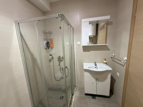 une salle de bain avec douche et lavabo dans l'établissement Spacious 2 bedroom Apartment near Marina by Solea Homes, à Tivat