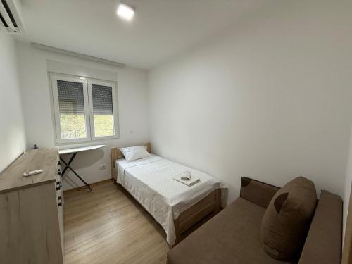 une petite pièce avec un lit et un canapé dans l'établissement Spacious 2 bedroom Apartment near Marina by Solea Homes, à Tivat