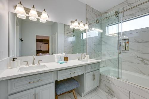 Un baño blanco con dos lavabos y una ducha. en Pet-Friendly Duplex Unit in Southwest Houston, en Houston