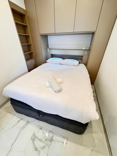 Bright, Central & Stylish 3 Min Walk to the Sea