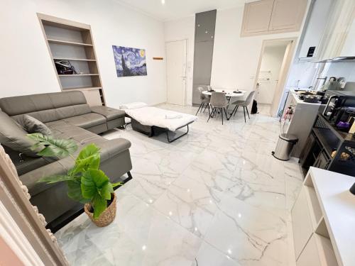 Bright, Central & Stylish 3 Min Walk to the Sea