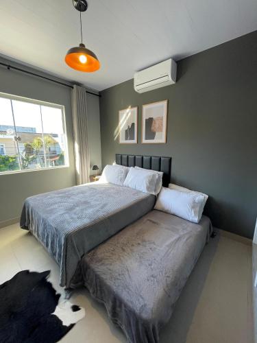 Ένα ή περισσότερα κρεβάτια σε δωμάτιο στο Loft Studio 302 em São José à 7km de Floripa