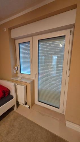 a room with a window with blinds on it at 3Raumwohnung mit Balkon in Leipzig Nord BMW, Amazon, Messe & Porsche in Taucha