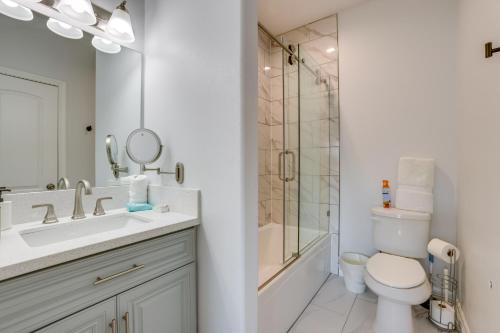 Bilik mandi di Yard and Workspaces Luxe Duplex Unit in Houston
