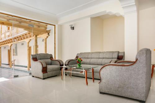 Χώρος καθιστικού στο Hotel O Dimbir Regency
