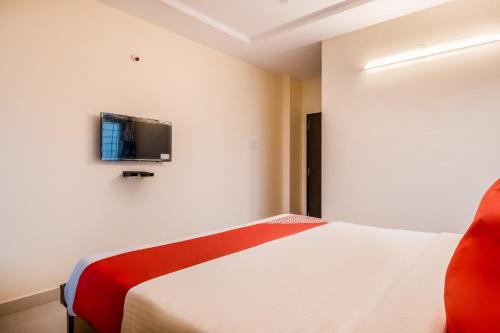 Televisyen dan/atau pusat hiburan di Hotel O Coastal Inn