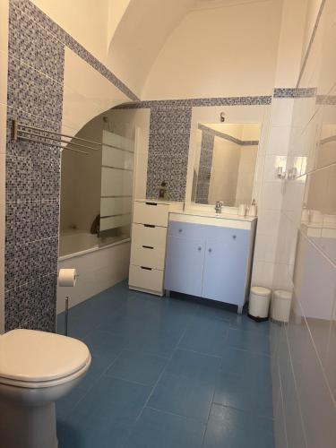 a bathroom with a toilet and a sink and a tub at Casa Chil in Olhão