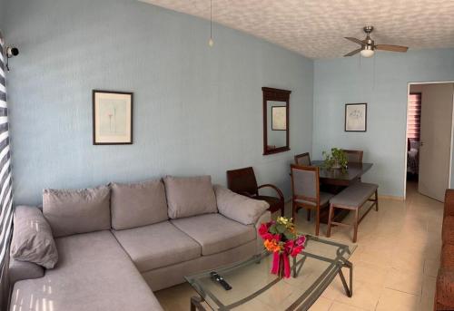 a living room with a couch and a table at Casa para 7, con clima y con albreca en fraccionamiento privado in Cancún