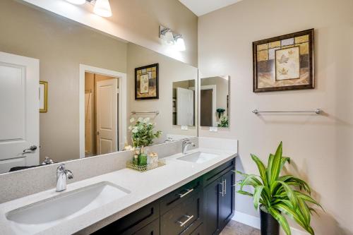 ein Badezimmer mit zwei Waschbecken und einem großen Spiegel in der Unterkunft 3 Mi to Disneyland Home with Hot Tub and Game Room in Anaheim