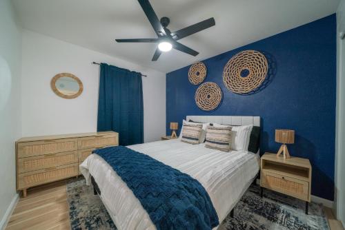 Postel nebo postele na pokoji v ubytování Cozy DT DFW Free Parking Pool Medical Dist